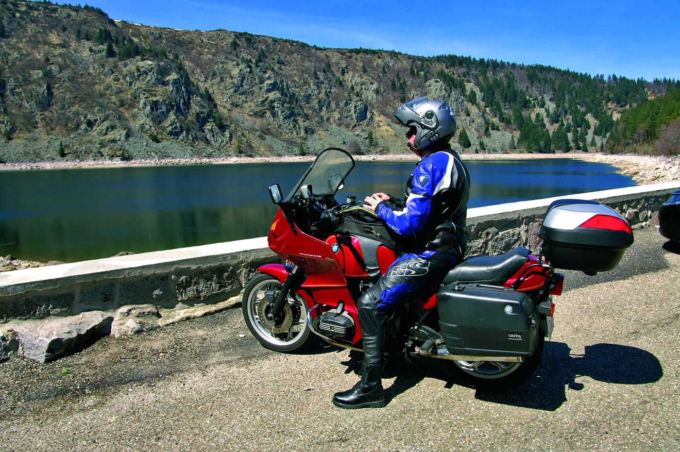 Motorrad an der Ufermauer des Lac Blanc
